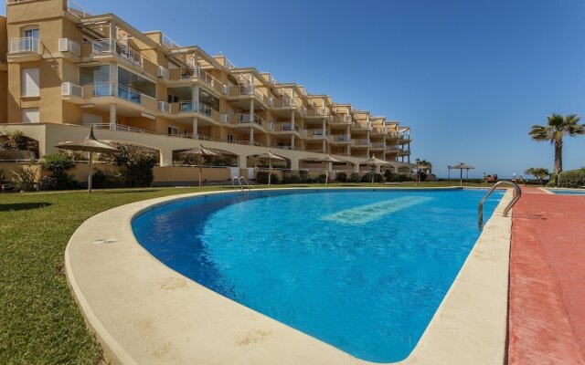 Beautiful 2-Bed first beach line apartment for 6