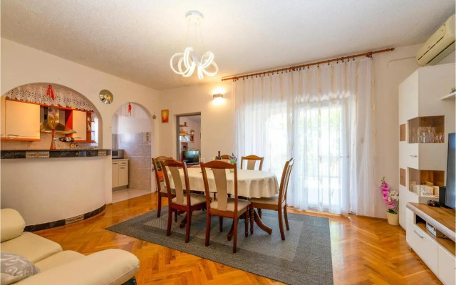 Three-Bedroom Apartment in Rovanjska