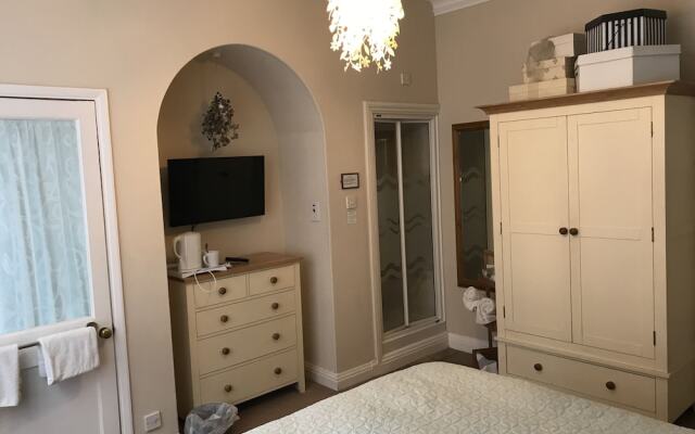 Hollies Guest House