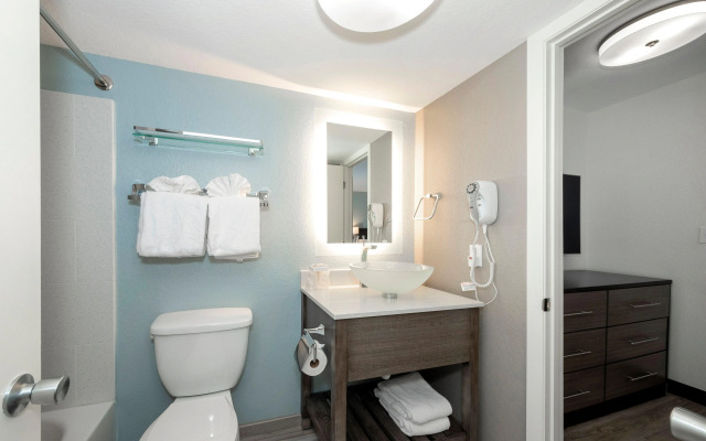 Red Roof Inn PLUS+ & Suites Naples Downtown-5th Ave S