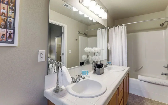Walk to Mcmenamins Edgefield: Inviting Townhome!