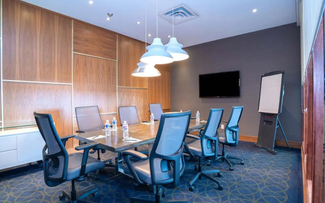 Stage West All-Suite Hotel & Theatre Restaurant