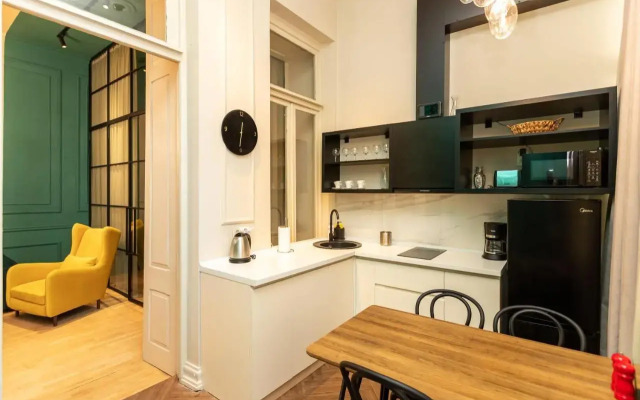 Stylish 3br House with Balcony