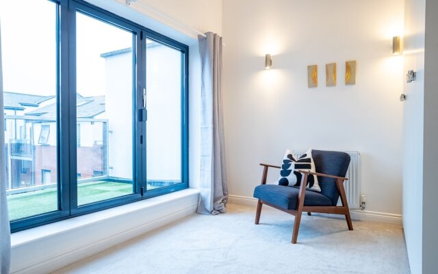 4 Bed Modern Home Balcony & Free Parking