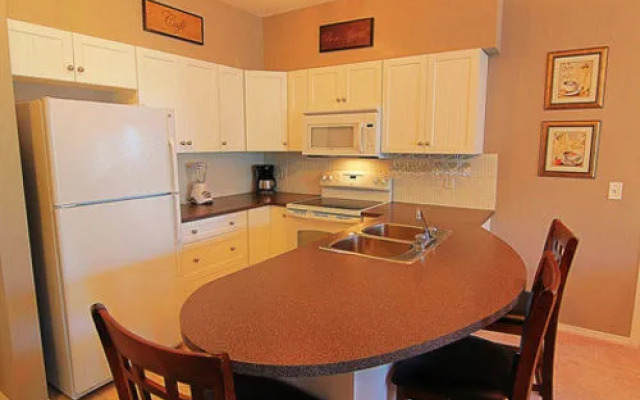 Pinnacle Pointe Resort by kelownacondorentals