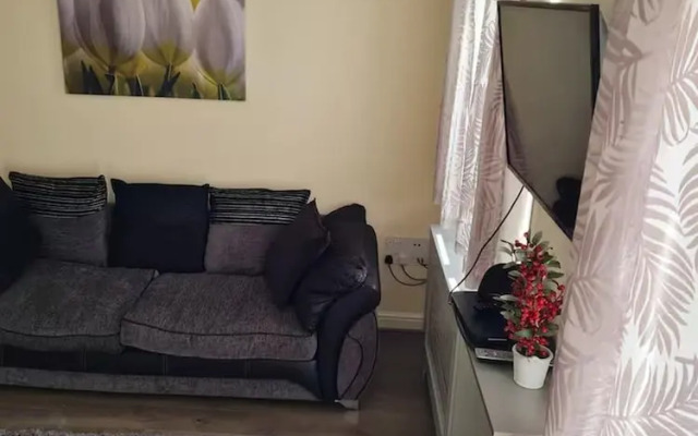 Spacious 3-bed House - Sleeps 8, Garden & Parking