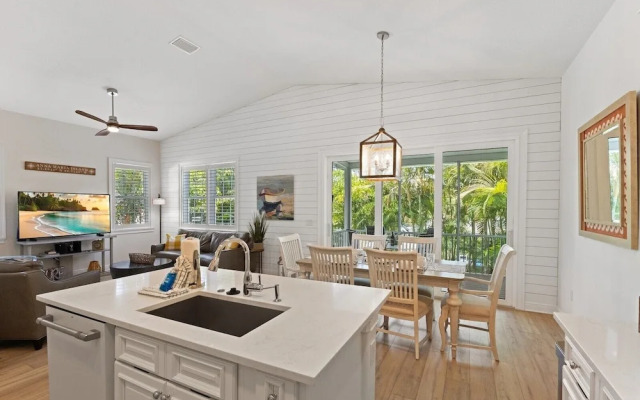 Splash Of Lime 3 Bedroom Home by RedAwning