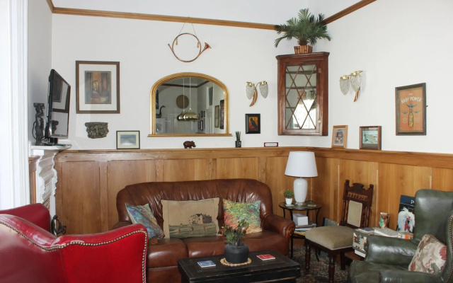Johnston House: Historic Village Retreat