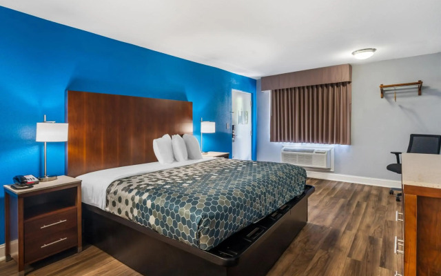 Econo Lodge Inn & Suites
