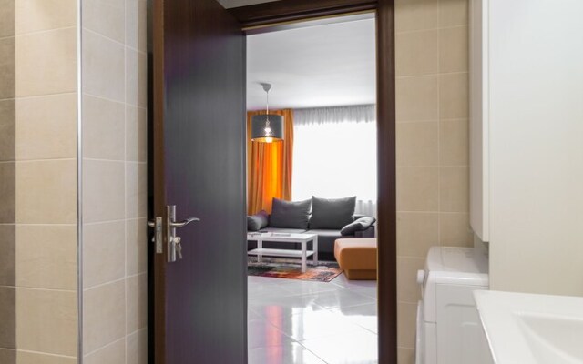 FM Luxury 1-BDR Apartment - C-O-L-O-R-S
