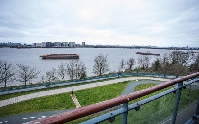Remarkable 2-bed Apartment With Sea View