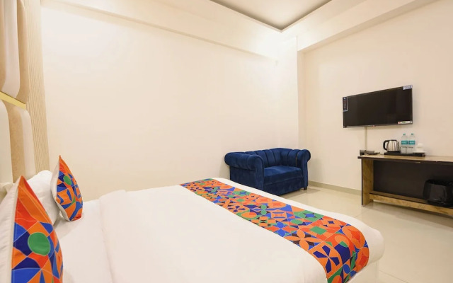 Fabhotel The Grand Paradise