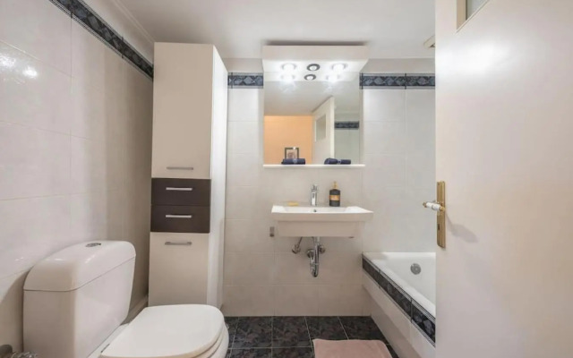 Central 3BR Apartment Next to Panormou Metro!