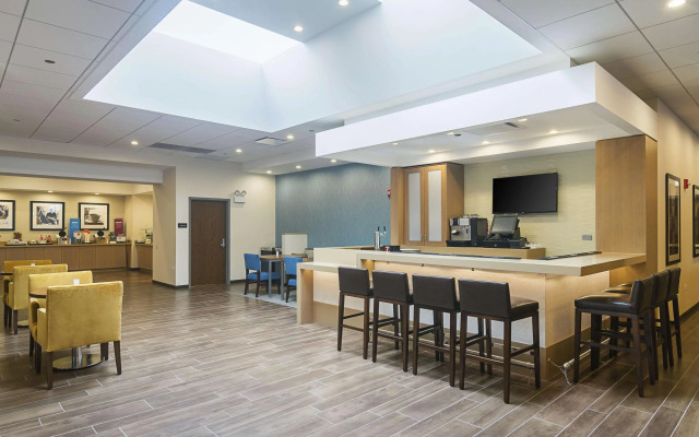 Hampton Inn Chicago North-Loyola Station