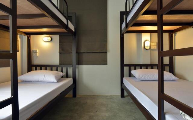 Some Rest Hostel Khao San