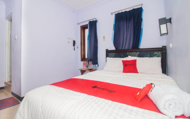 RedDoorz Near Pantai Boom