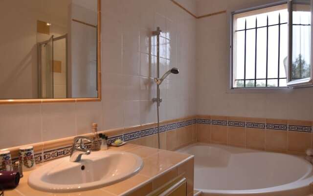 Luxurious Villa in Castillon-du-gard With Outdoor Kitchen