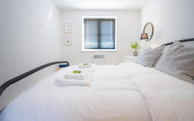 Rowsby Court - Stylish Apartment with Private Parking