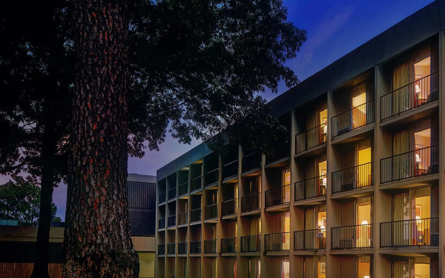 Historic Whispering Woods Hotel & Conference Center