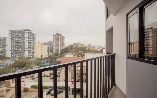 w Majestic 2BR w Balcony in Miraflores