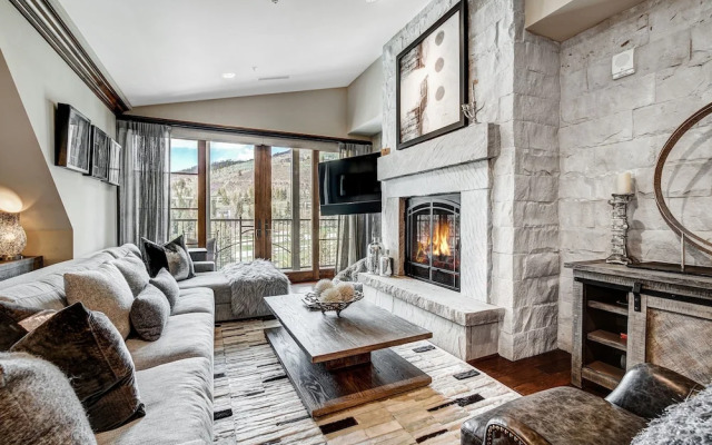 2 BR Ritz-Carlton Chic Décor Valley Views Condo by RedAwning - Save 20% on 7+ Nights!