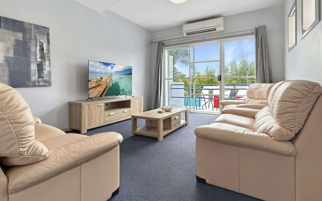 3-bed With Alfresco Dining & Pool in Batemans Bay