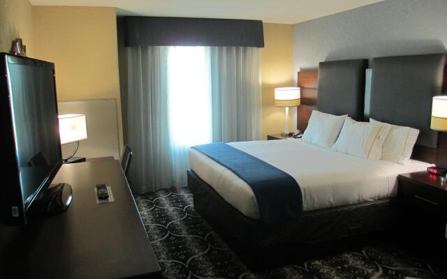 Holiday Inn Express and Suites Kansas City Airport, an IHG Hotel