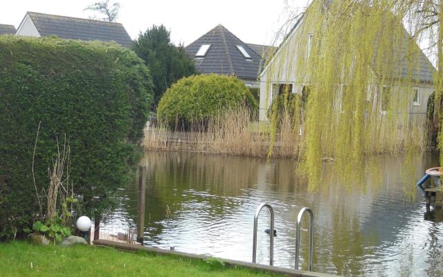 Detached bungalow with dishwasher, at the water