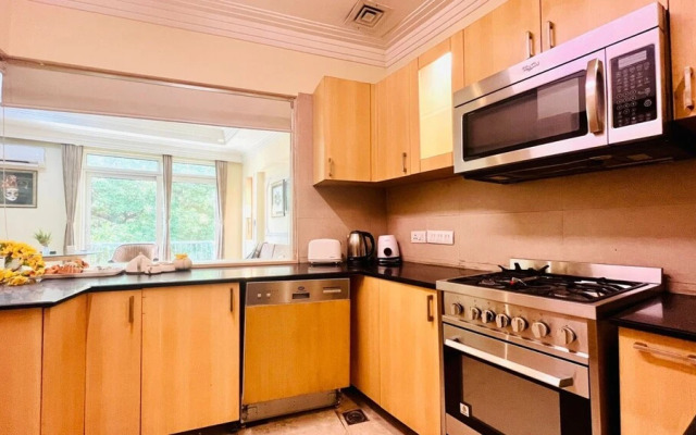 BluO 3BHK - DLF Galleria | BathTub, Balcony