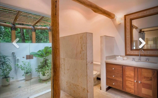 Glamorous and Cozy six Bedroom 14 Sleeps Villa