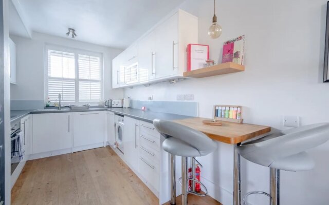 Spacious 2 Bedroom Flat in Clapham With Balcony