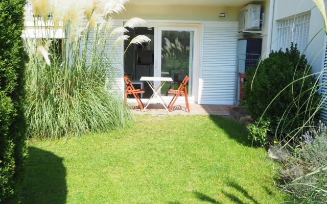 Apartament amb piscina i parquing.Baixos amb jardí