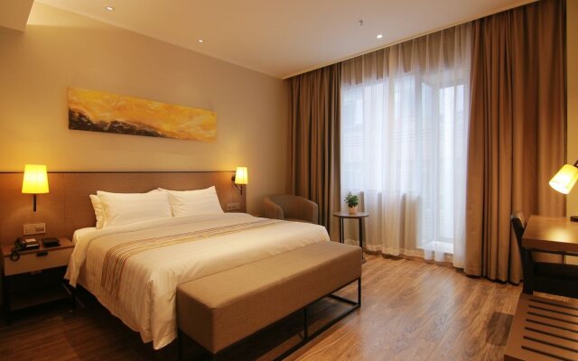 Home Inn Plus Shanghai West YanAn Road