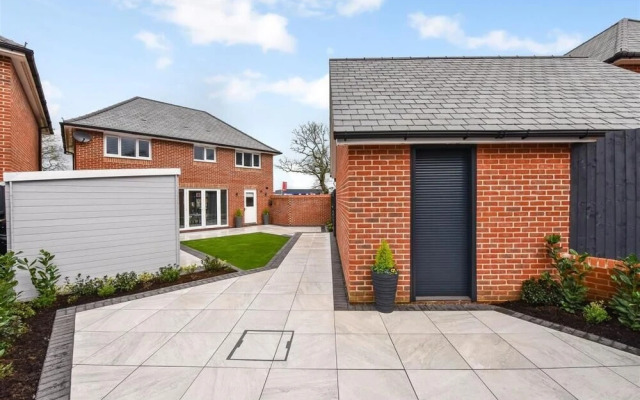 Barfoot Close