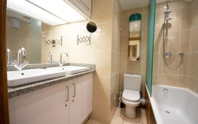 2-bedroom Tower Bridge Apartment Private Terrace for 6, London