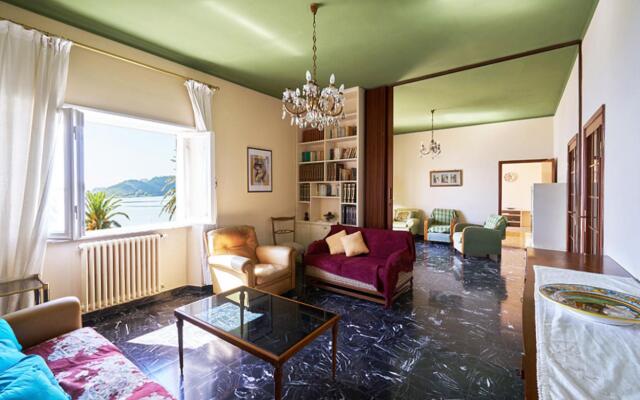 Bright apartment with a beautiful lagoon view.-Mura di Levante