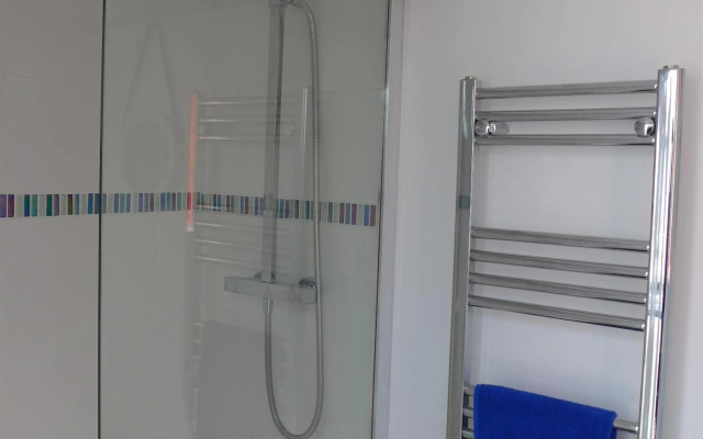 Sea Glimpses with free parking and garden