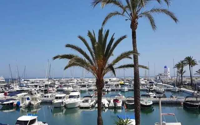 CASARES appart 2 ch dans parc tropical avec vue sur mer, montagne et piscine