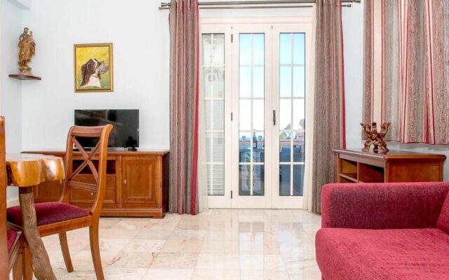 Apartment With one Bedroom in Caniço, With Wonderful sea View, Shared Pool, Enclosed Garden - 1 km From the Beach