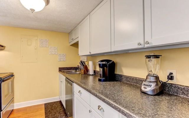 Fernandina Shores Condo with Private Balcony and Access to Pool by RedAwning