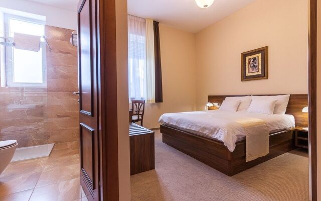 Hotel Maroon