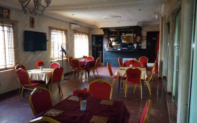 D'Czars Hotel & Suites