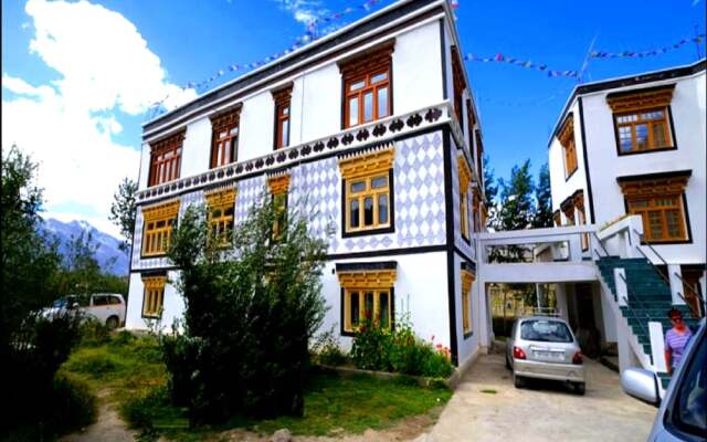 Omasila Hotel