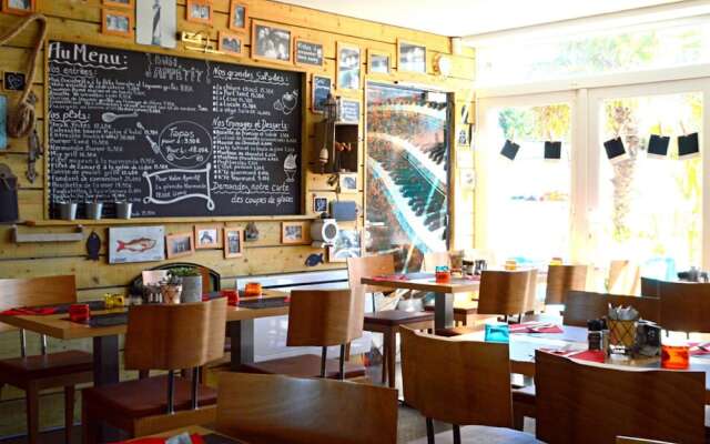 Comfortable Mobile Home With Veranda in Charming Normandy