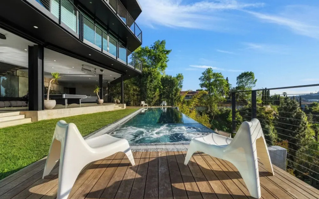 Glass Mansion - Chic Glass Villa in LA Hills With Views, Style & Serenity