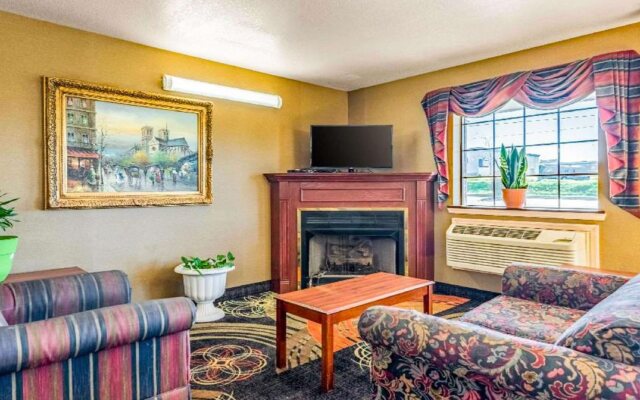 Econo Lodge Inn & Suites