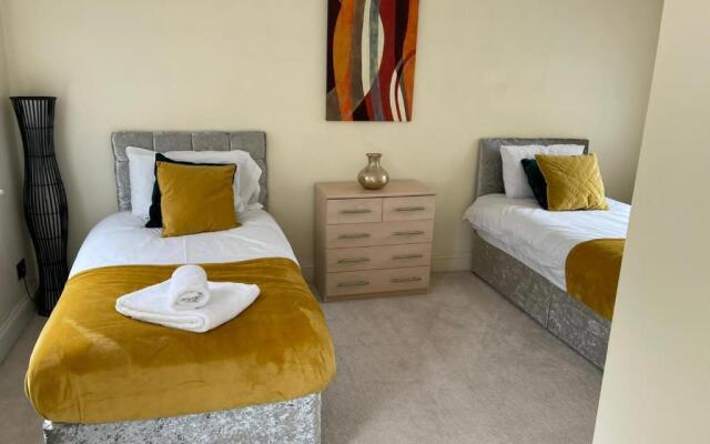 3-bed Semi-detached House, Wifi, Parking, Outdoor Space
