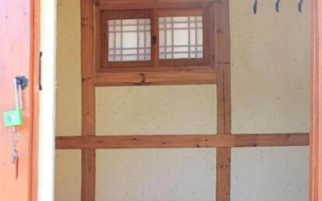 Hanulgiwa Hanok Stay