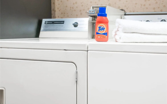 Days Inn & Suites by Wyndham Wausau