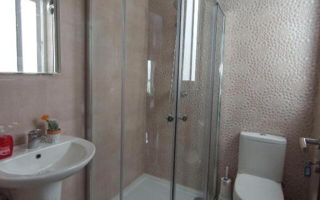 F7-1 Double room with private bathroom in shared Flat